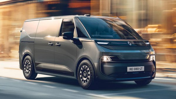 Вече ви споменахме за концептуалните леки автомобили, които ще покаже Renault. Освен тях, французите ще заложат в Париж и на новия електрически ван Trafic E-Tech. Целта му - и като технологии, и като дизайн - е да се противопостави на набралата добра инерция Kia PV5. 
